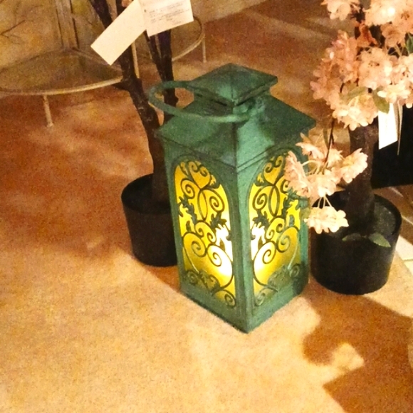 Home Decor--17" Oversized Front Door Lantern ,illuminates On Timer...NEW - Picture 6 of 16